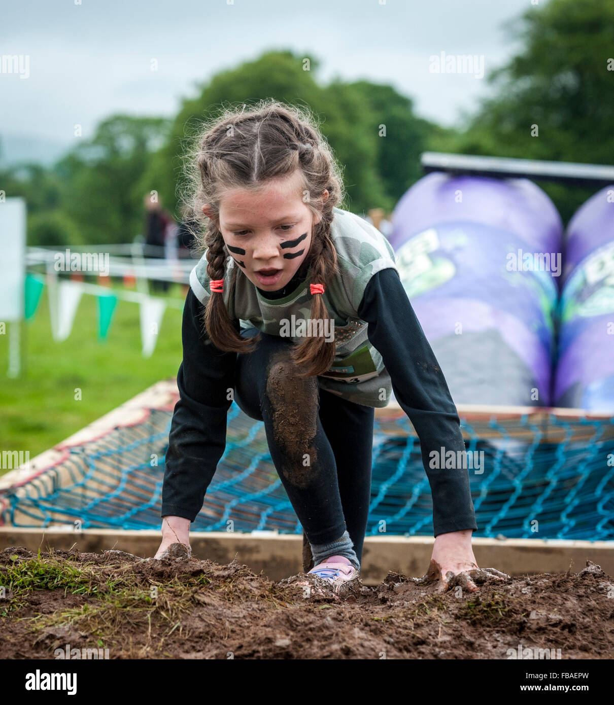 La acción en el rodaje de frutas Mini Mudder desafío en el castillo de Drumlanrig, Dumfries y Galloway, Escocia Foto de stock