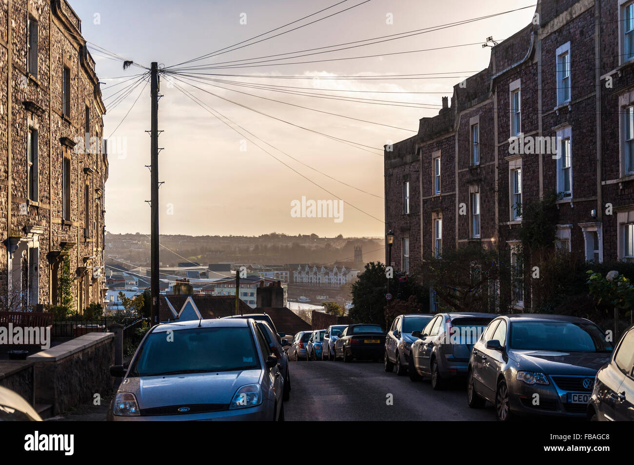 Bellevue Crescent, Bristol BS8, Inglaterra, Reino Unido. urbanas viviendas adosadas automóviles de propiedad Foto de stock