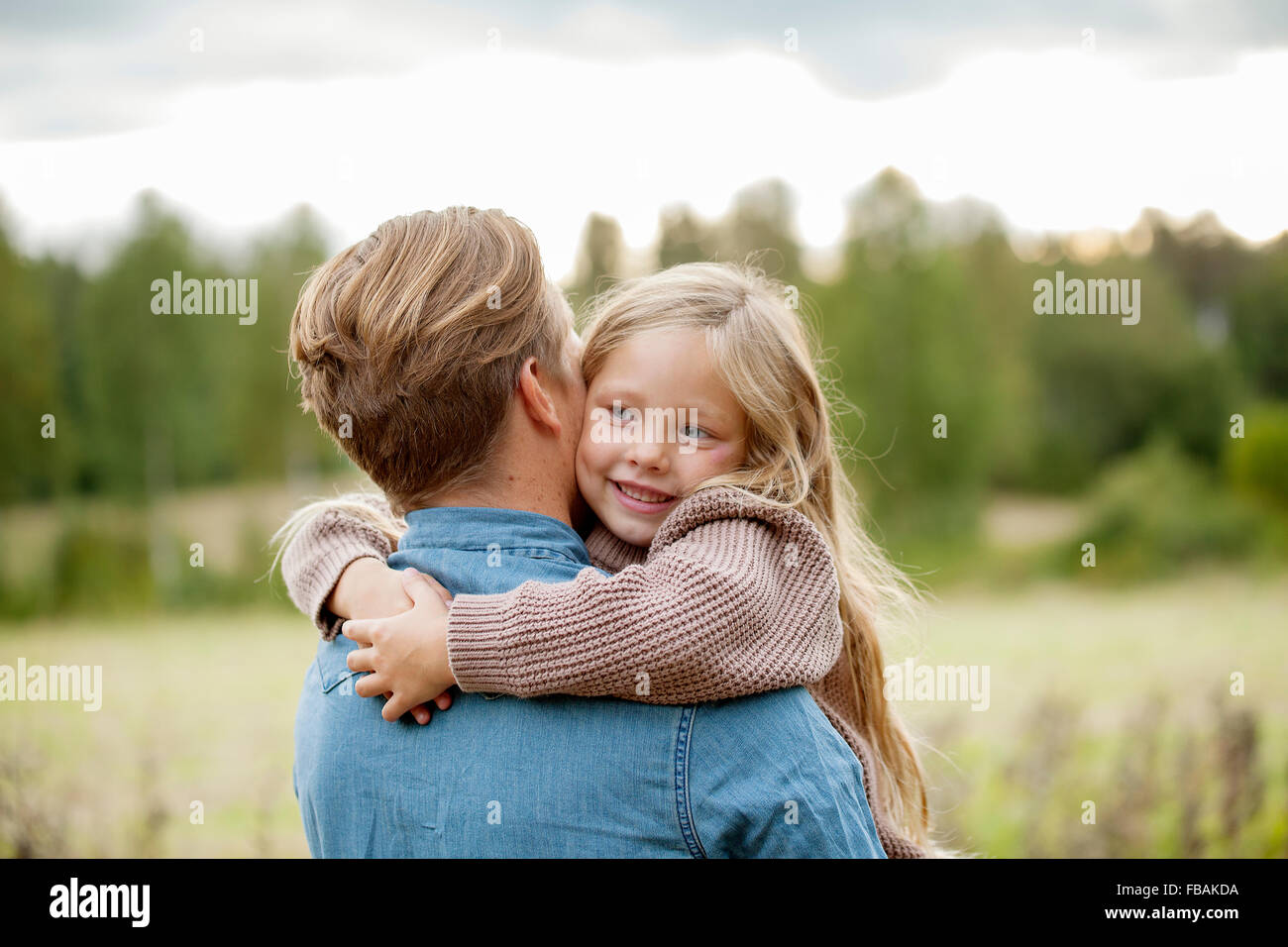 Finlandia, Uusimaa, Raasepori, Karjaa, joven (6-7) abrazando a su padre Foto de stock