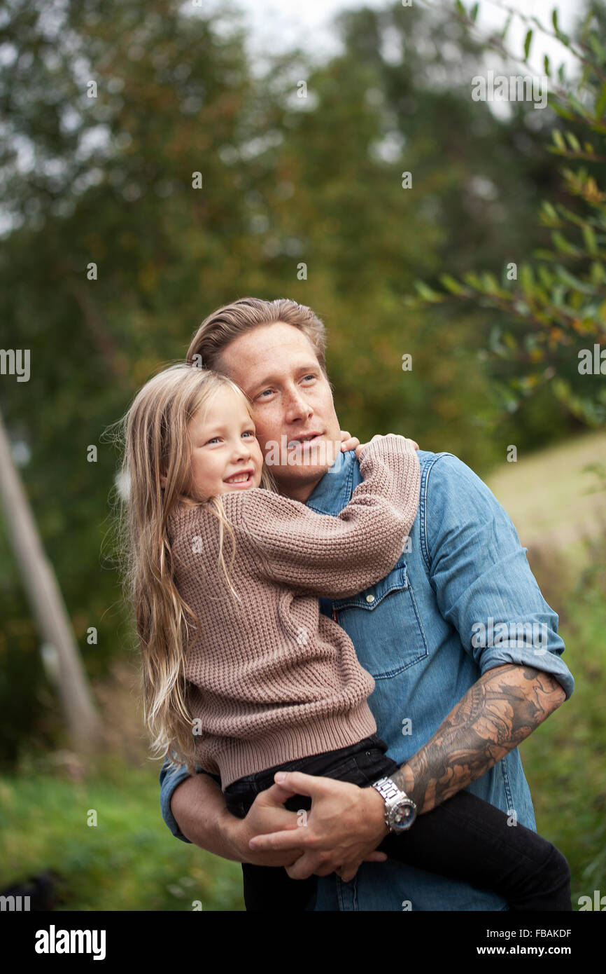 Finlandia, Uusimaa, Raasepori, Karjaa, Padre con su hija (6-7) mirando a ver Foto de stock