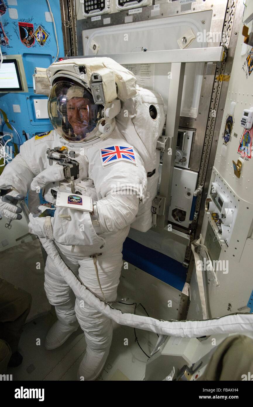 Agencia Espacial Europea Expedition 46 astronauta Timothy Peake realiza una  comprobación final de colocar dentro de su traje espacial el 11 de enero de  2016 a bordo de la Estación Espacial Internacional.