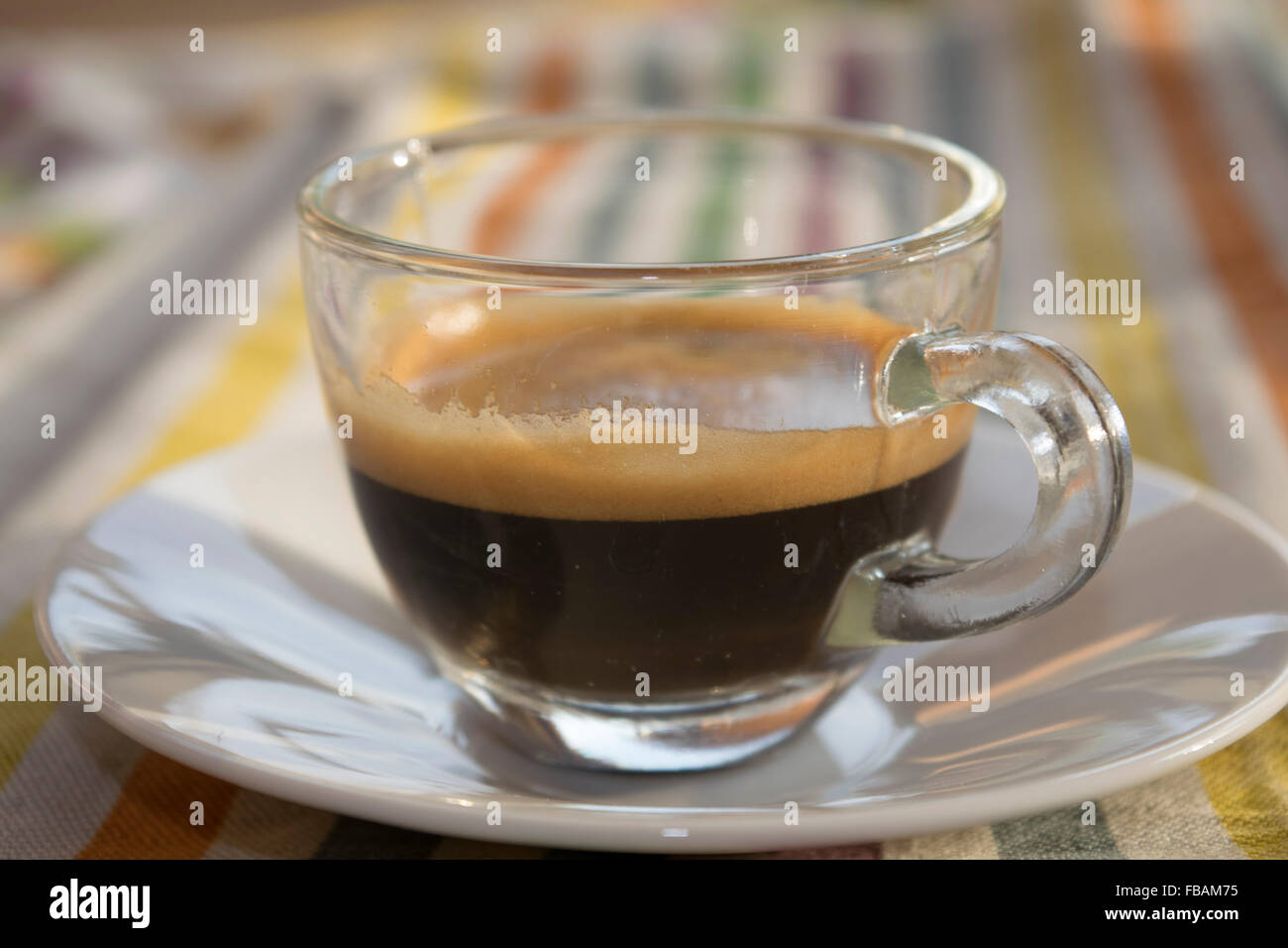 Cremoso café espresso italiano en un vaso Fotografía de stock - Alamy