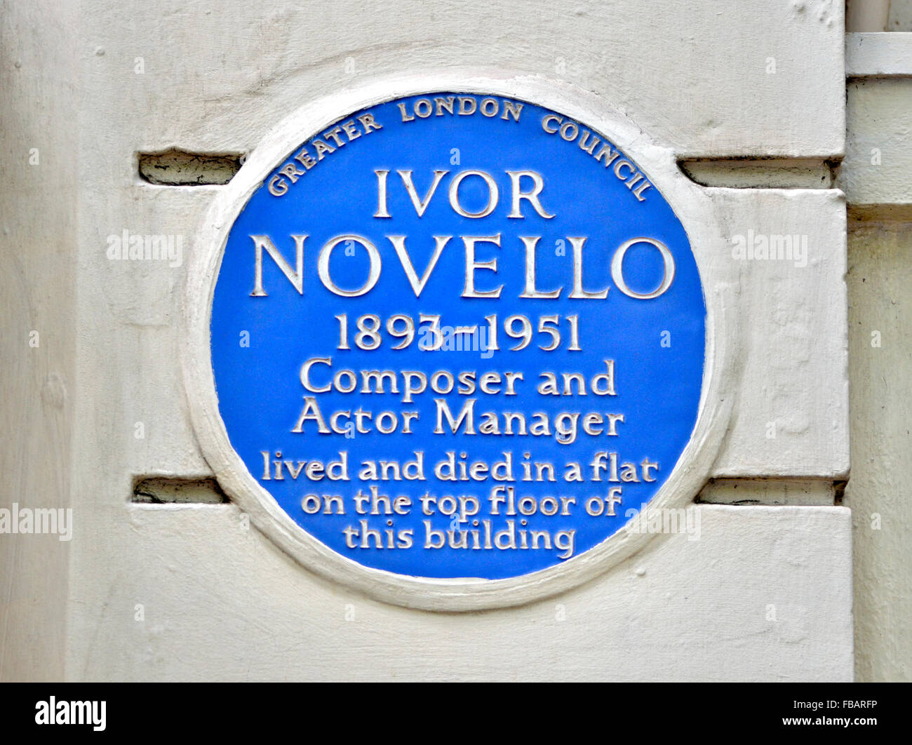 Londres, Inglaterra, Reino Unido. Placa Azul conmemorativa: "Ivor Novello 1893-1951 compositor y actor-manager...' Aldwych Foto de stock