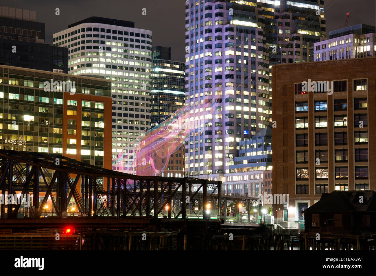 -Las ciudades en la noche series- Janet Echelman escultura neta sobre Kennedy Greenway en Boston en la noche cerca de Boston Harbor Foto de stock