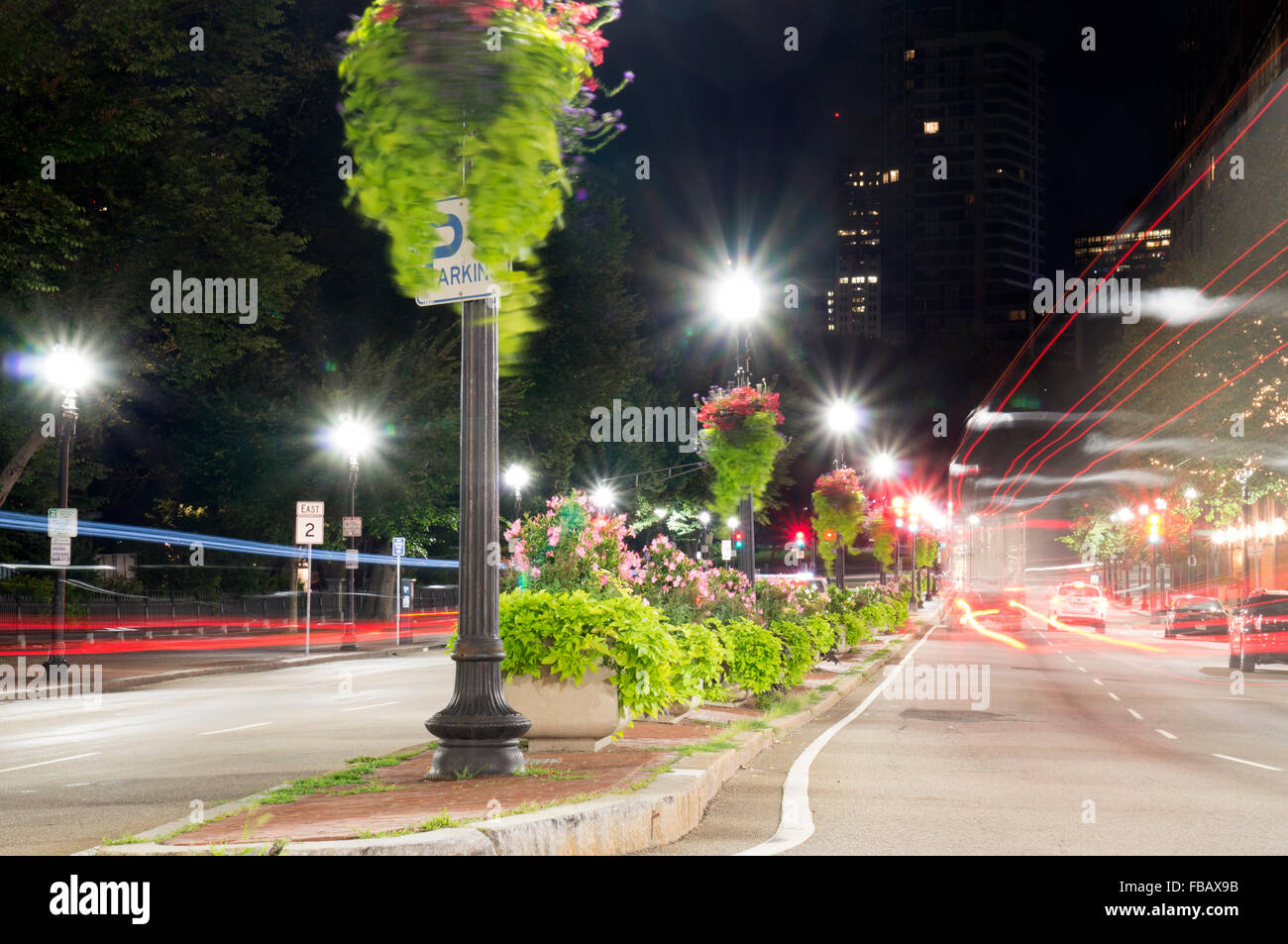 -Las ciudades en la noche series- el tráfico en Boylston Street, cerca de Boston Commons Park en el centro de la ciudad por la noche Foto de stock