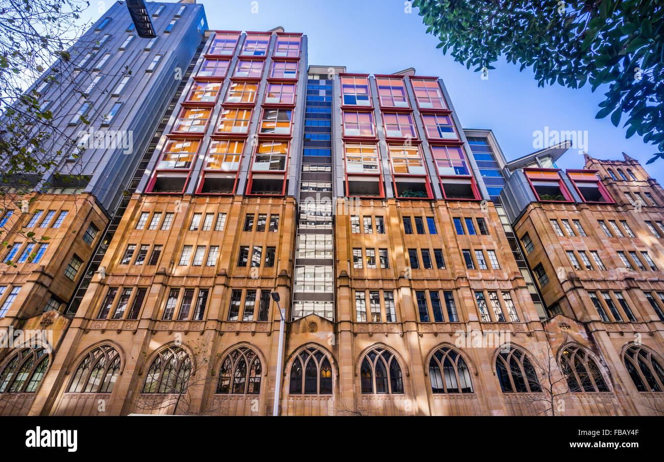 Australia, New South Wales, Sydney, Wynyard Square, de estilo gótico de la fachada de la Iglesia escocesa con la adición de apartamentos contemporáneos. Foto de stock