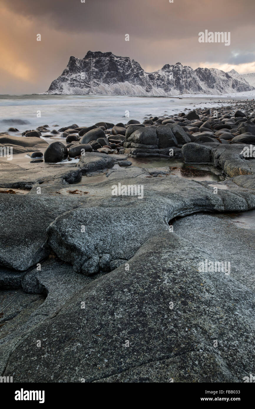 Atardecer en la playa Utakleiv en Lofoten, Noruega. Foto de stock