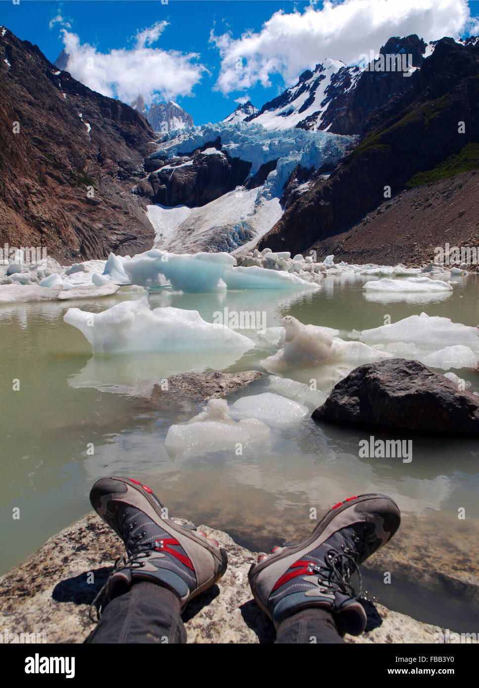 Relax en la laguna glaciar en la región de Fitz Roy, Patagonia Foto de stock