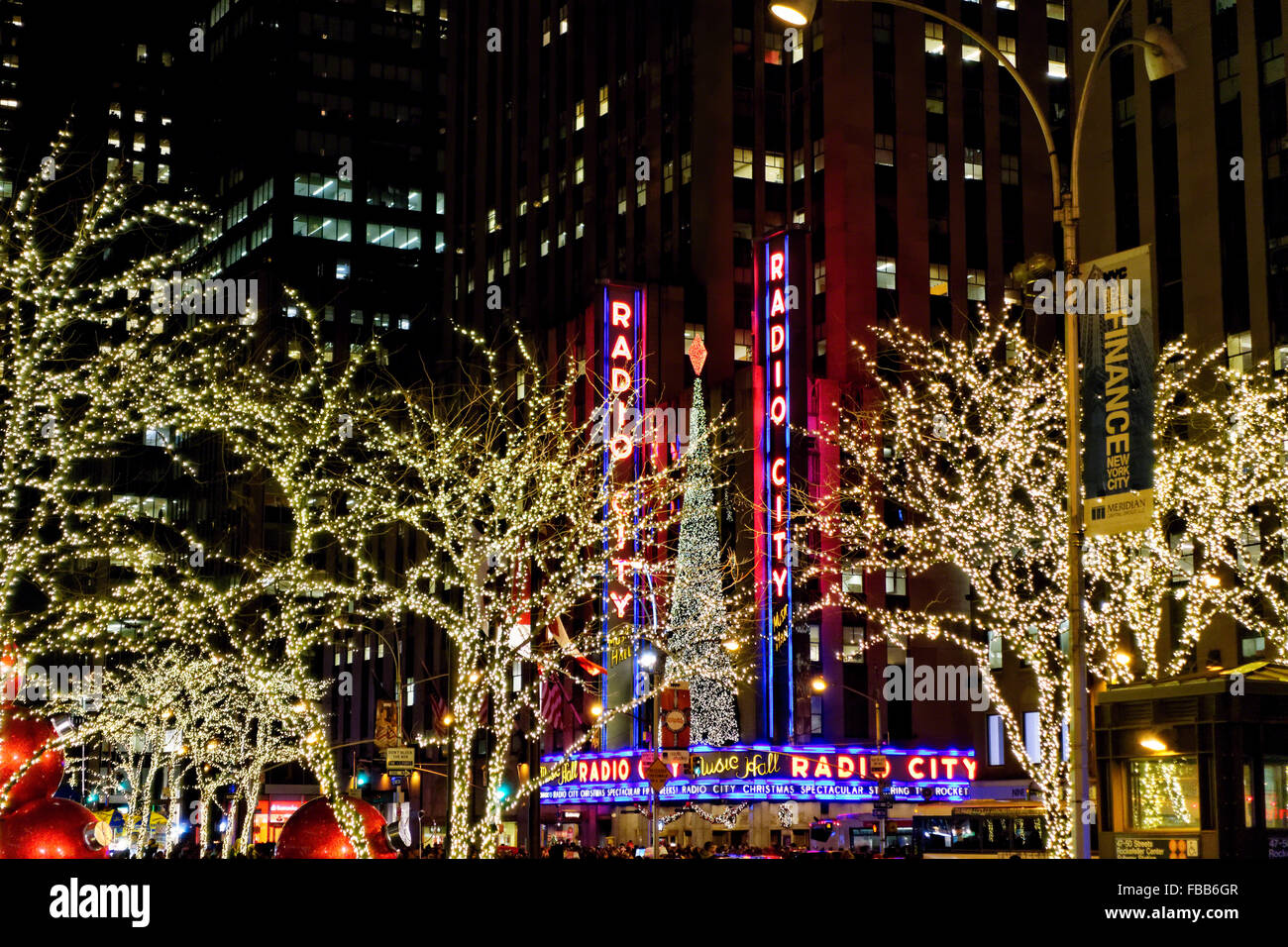 Ángulo de visión baja del Radio City Music Hall iluminado por la noche durante la temporada de vacaciones de invierno, Manhattan, Ciudad de Nueva York, Nueva York Foto de stock