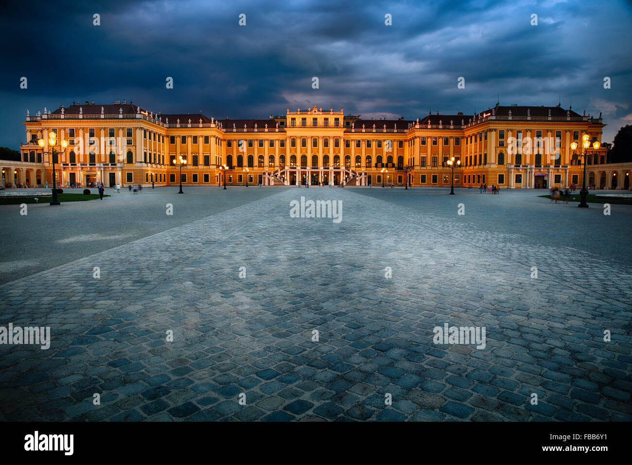 Ángulo de visión baja de un palacio barroco iluminado en la noche, al palacio de Schonbrunn, Viena, Austria Foto de stock