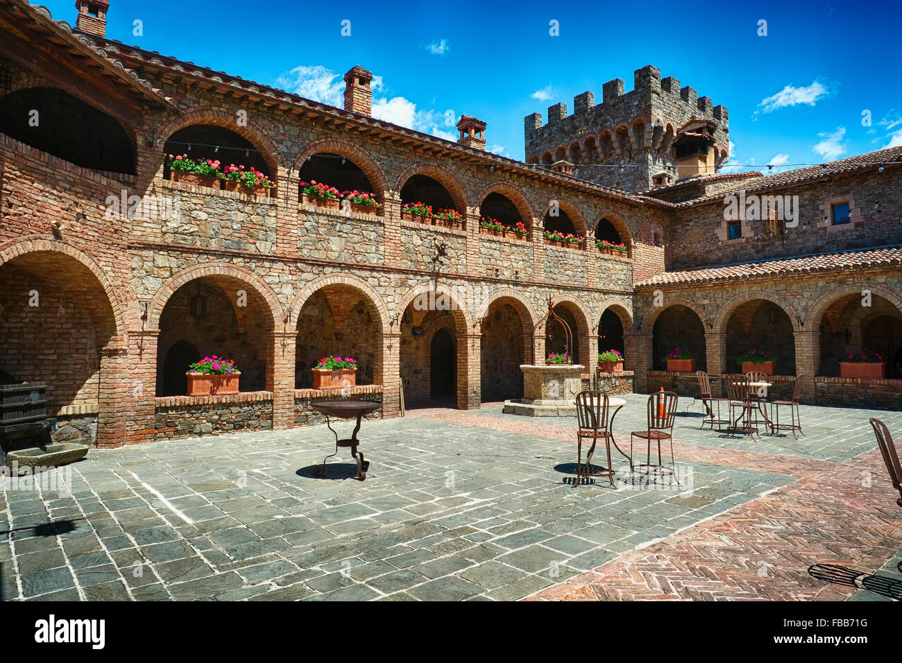 Patio de estilo toscano, Castillo; el castillo de amorosa Bodega Calistoga, Napa Valley, California. Foto de stock