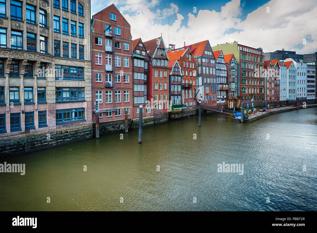 Hilera de casas coloridas en la vieja ciudad de Hamburgo a lo largo de un canal, visto desde el Puente Alto, Hamburgo, Alemania. Foto de stock