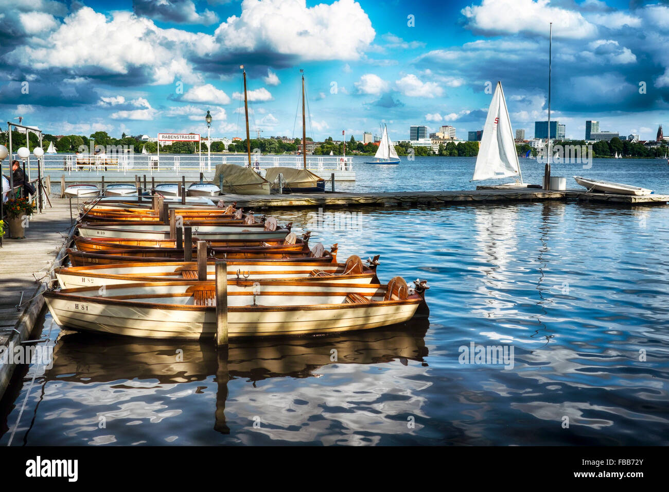 Pequeñas embarcaciones en un muelle, el lago Alster, Rabenstrasse, Hamburgo, Alemania. Foto de stock