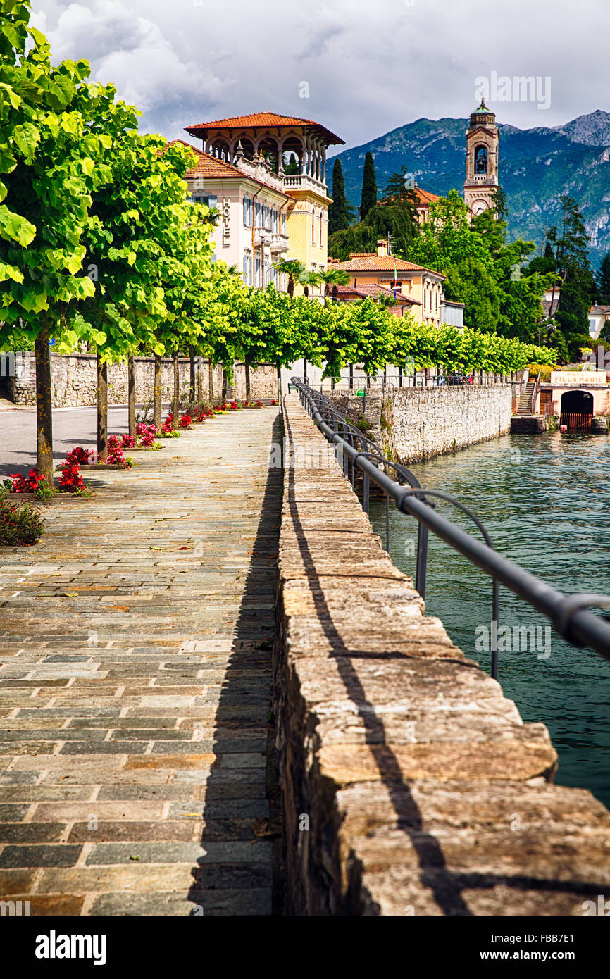 Paseo junto al lago con árboles de morera y un hotel clásico, Tremezzo, Lago de Como, en Lombardía, Italia Foto de stock