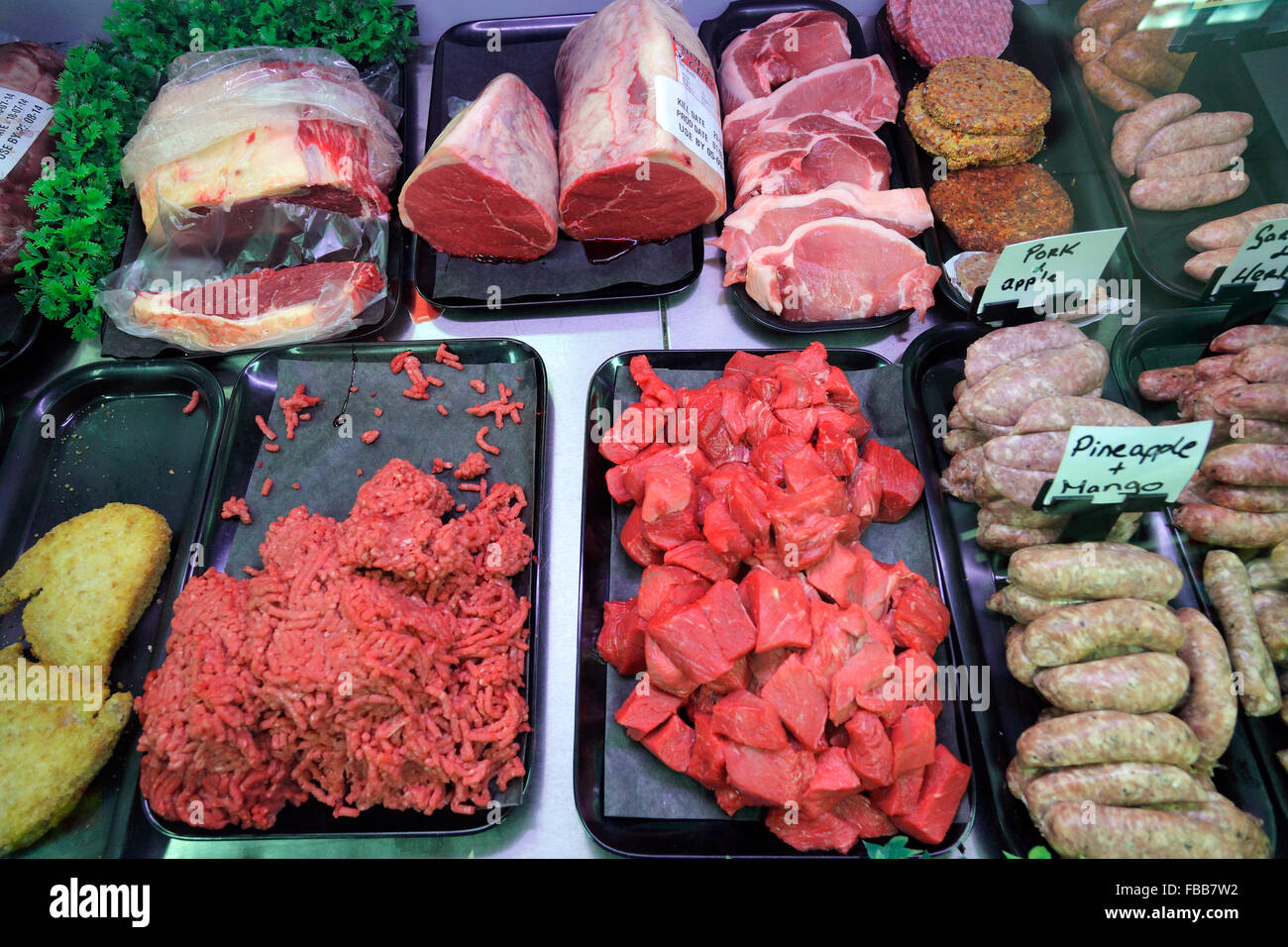 Contador de carne en un supermercado Foto de stock