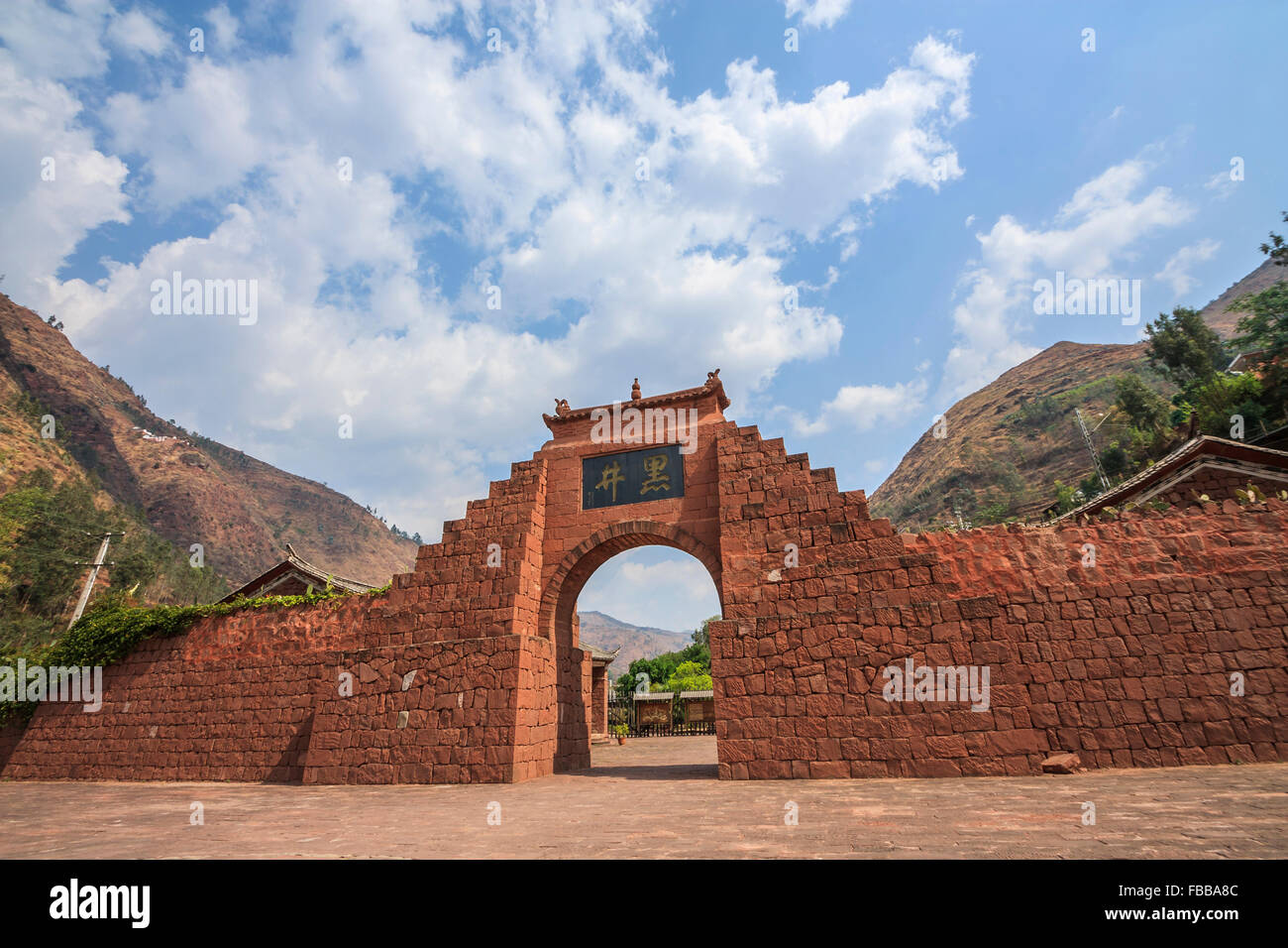 Puerta de la antigua ciudad Heijing en Yunnan, China Foto de stock