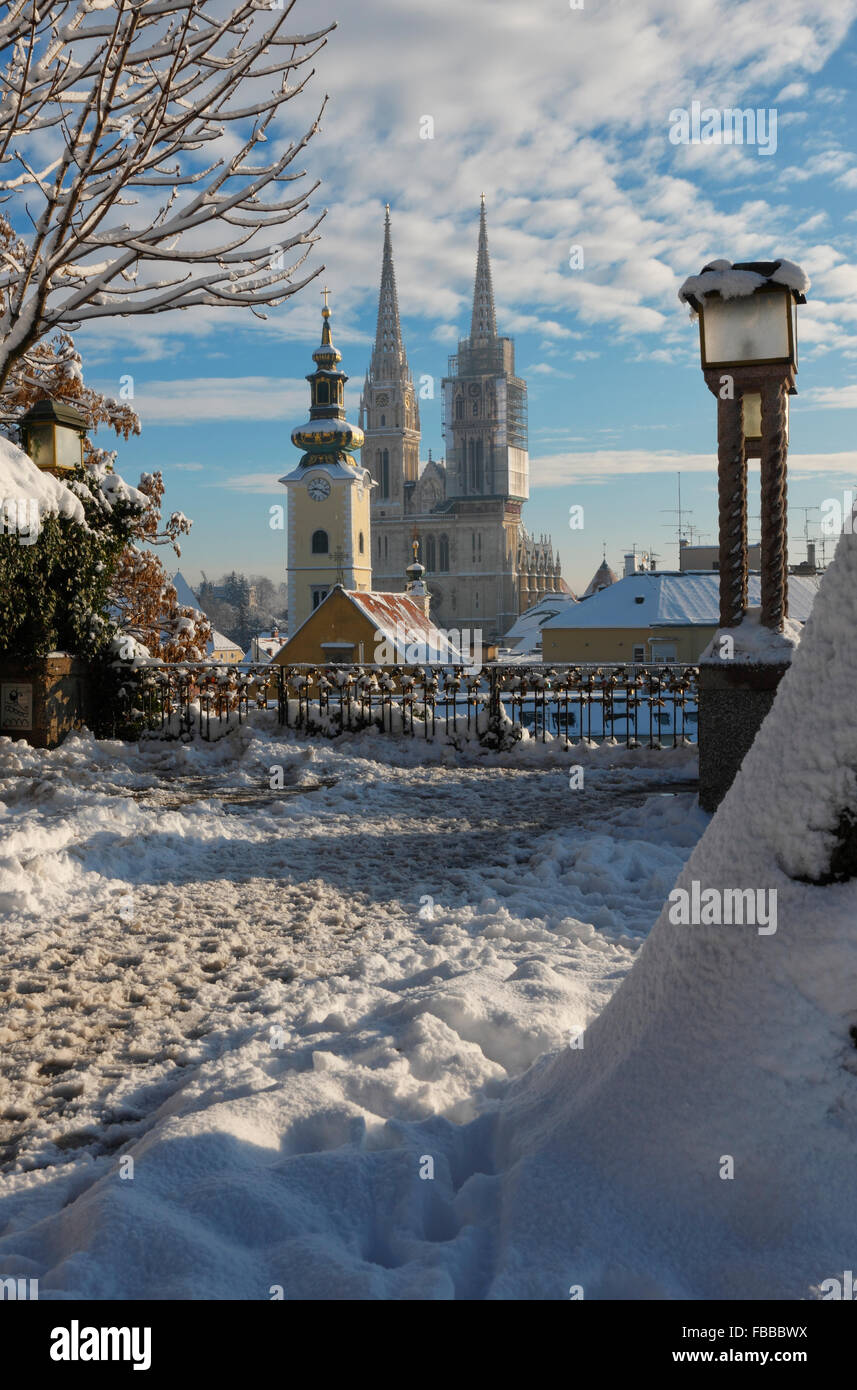 La ciudad de Zagreb en invierno.Vistas a la Catedral. Foto de stock