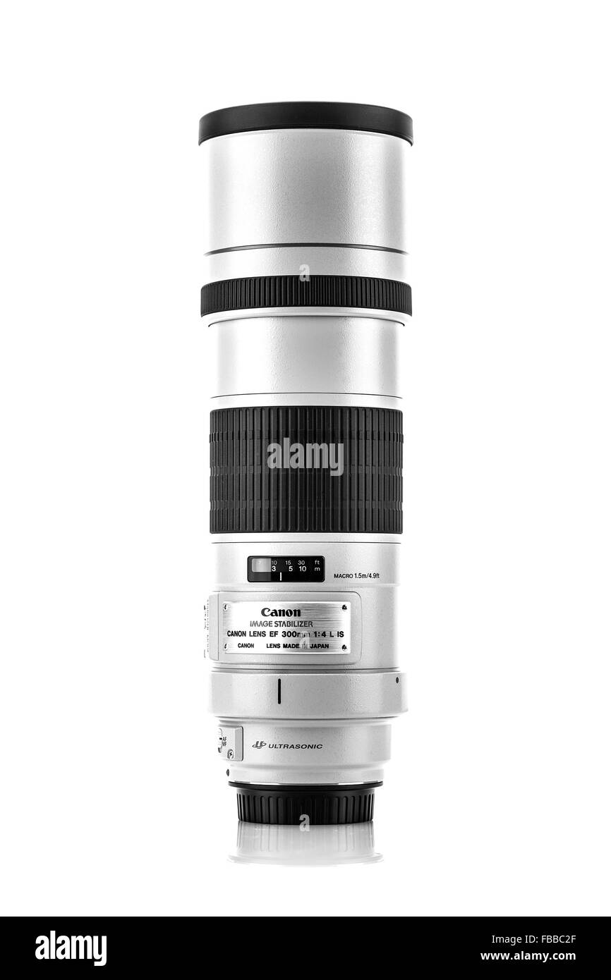 Canon 300mm f/4 L IS USM aislado en blanco Foto de stock