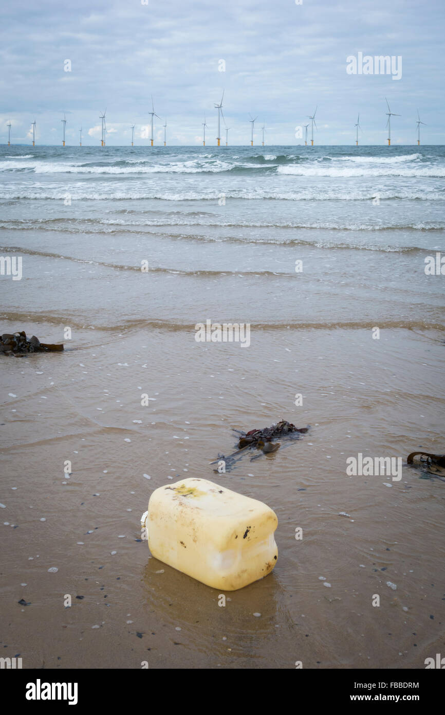 Recipiente grande de plástico se lavan en Redcar playa en la costa noreste de Inglaterra. UK Foto de stock