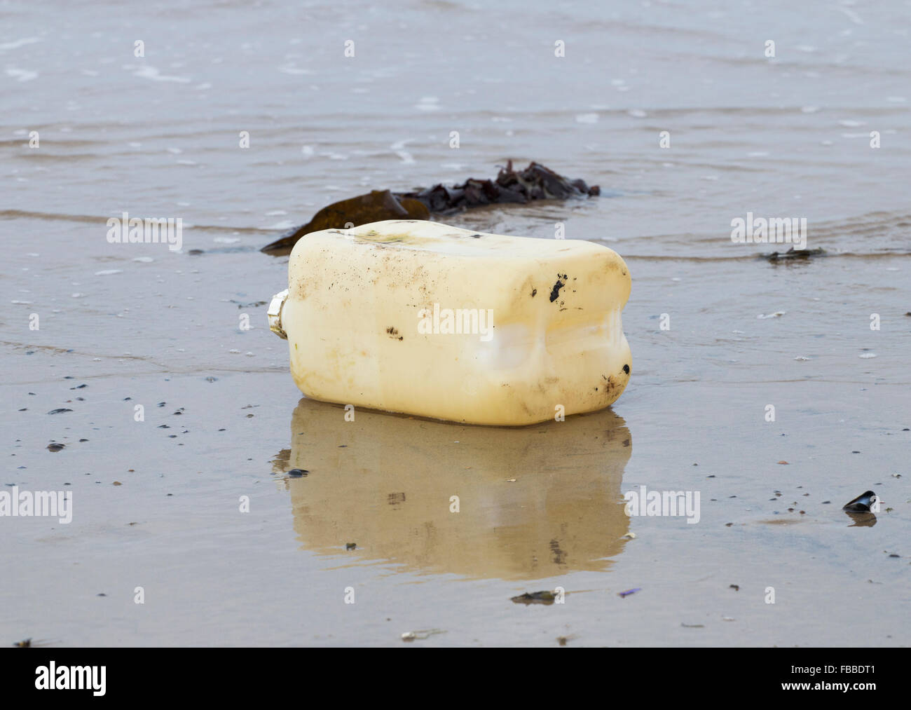 Recipiente grande de plástico se lavan en la playa en la costa noreste de Inglaterra. UK Foto de stock