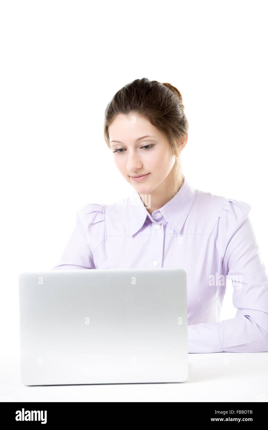 Hermosa chica sentada delante de un ordenador portátil, la oficina o estudiante mujer en desgaste formal escribiendo, trabajando en equipo, navegar por internet Foto de stock