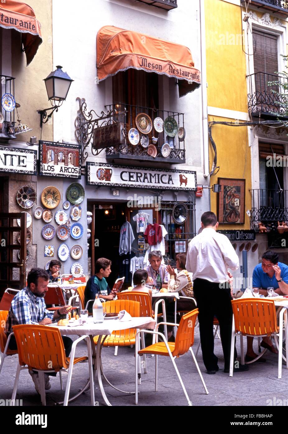 Tomando órdenes de camarero en una cafetería en la acera de la Plaza Mayor,  Cuenca, Castilla La Mancha, España, Europa Occidental Fotografía de stock -  Alamy