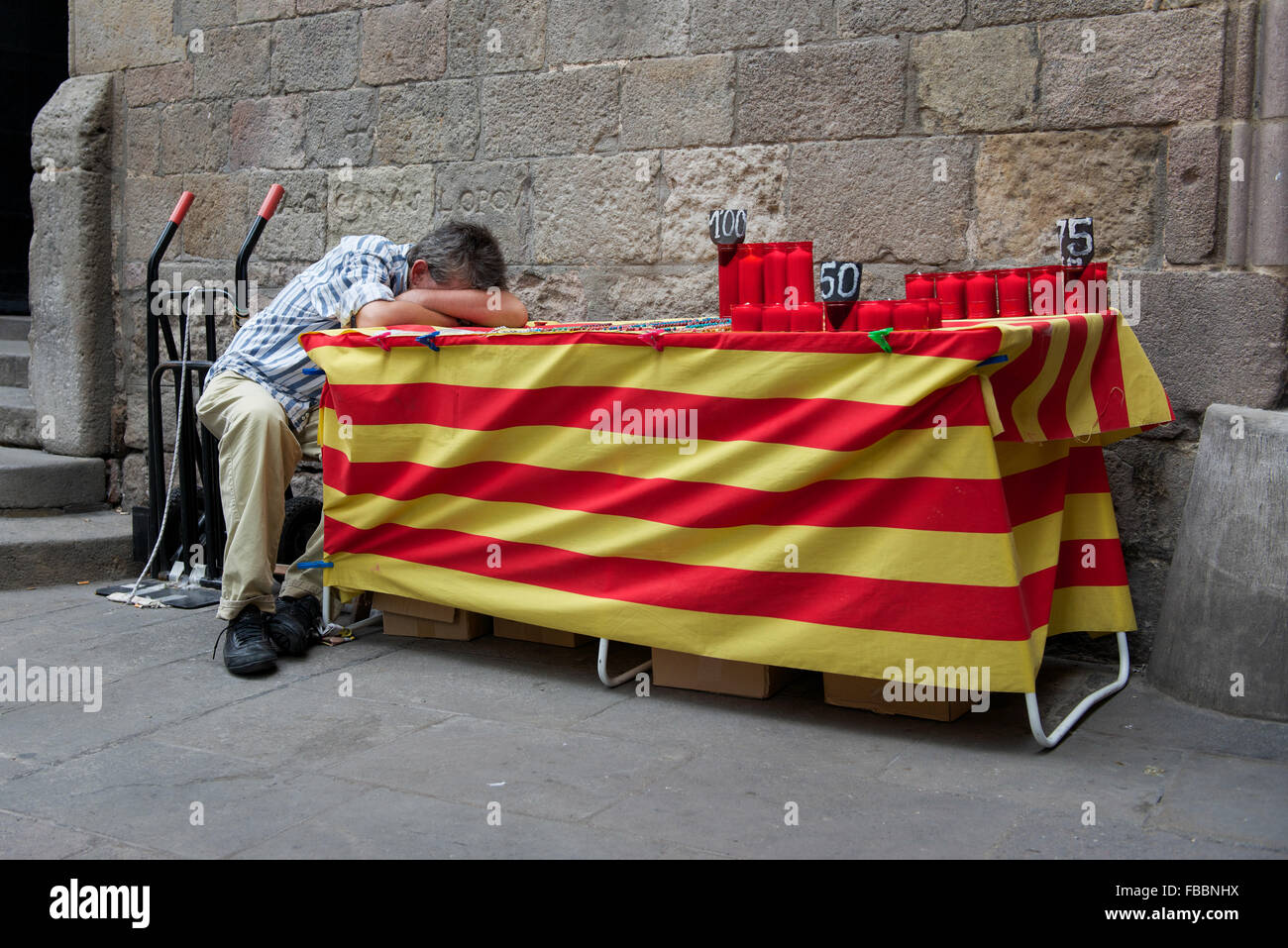 Catalán hombre teniendo una siesta. Barcelona. Foto de stock
