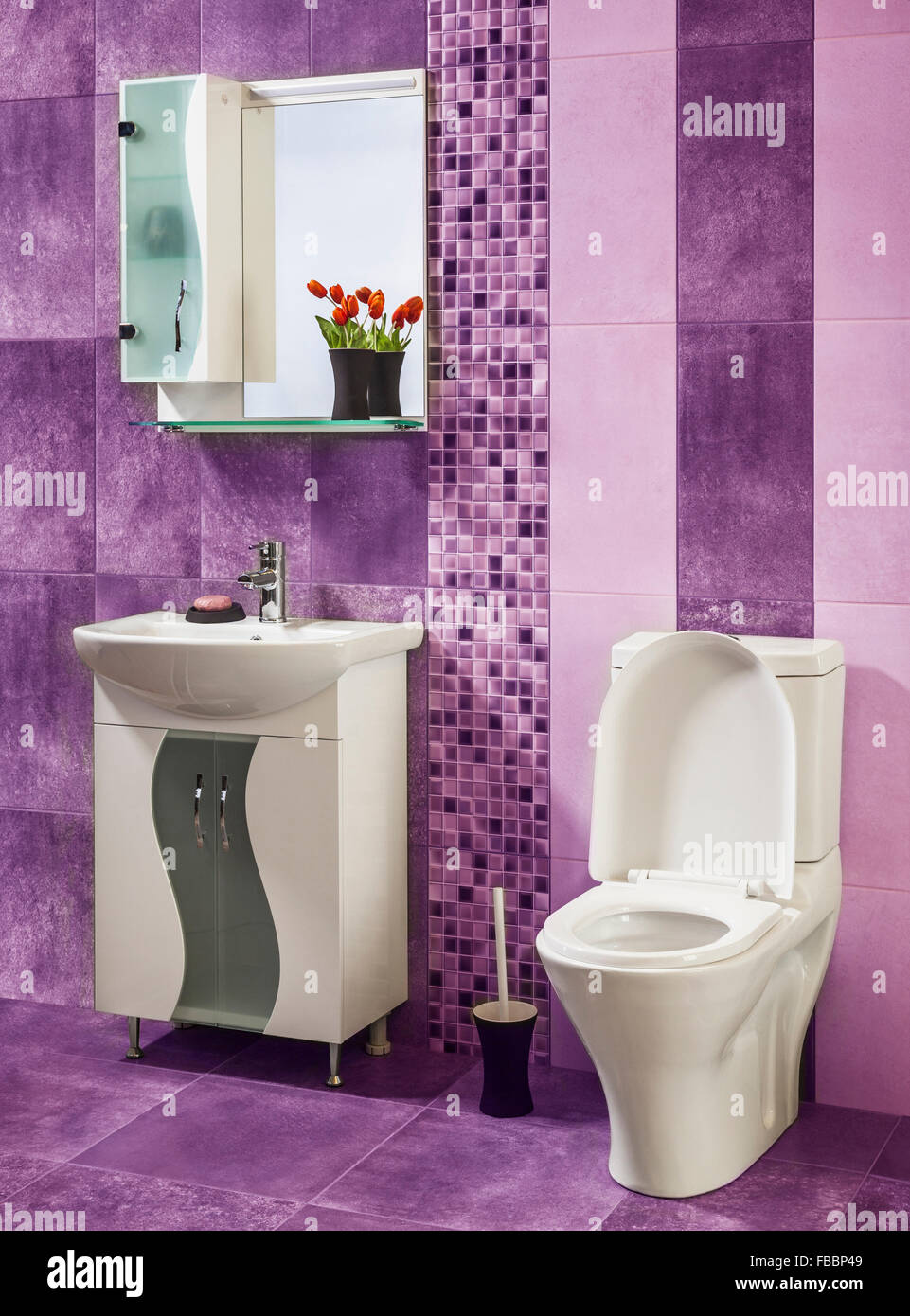 Hermoso y elegante baño decorado con flores, con azulejos de color púrpura  Fotografía de stock - Alamy