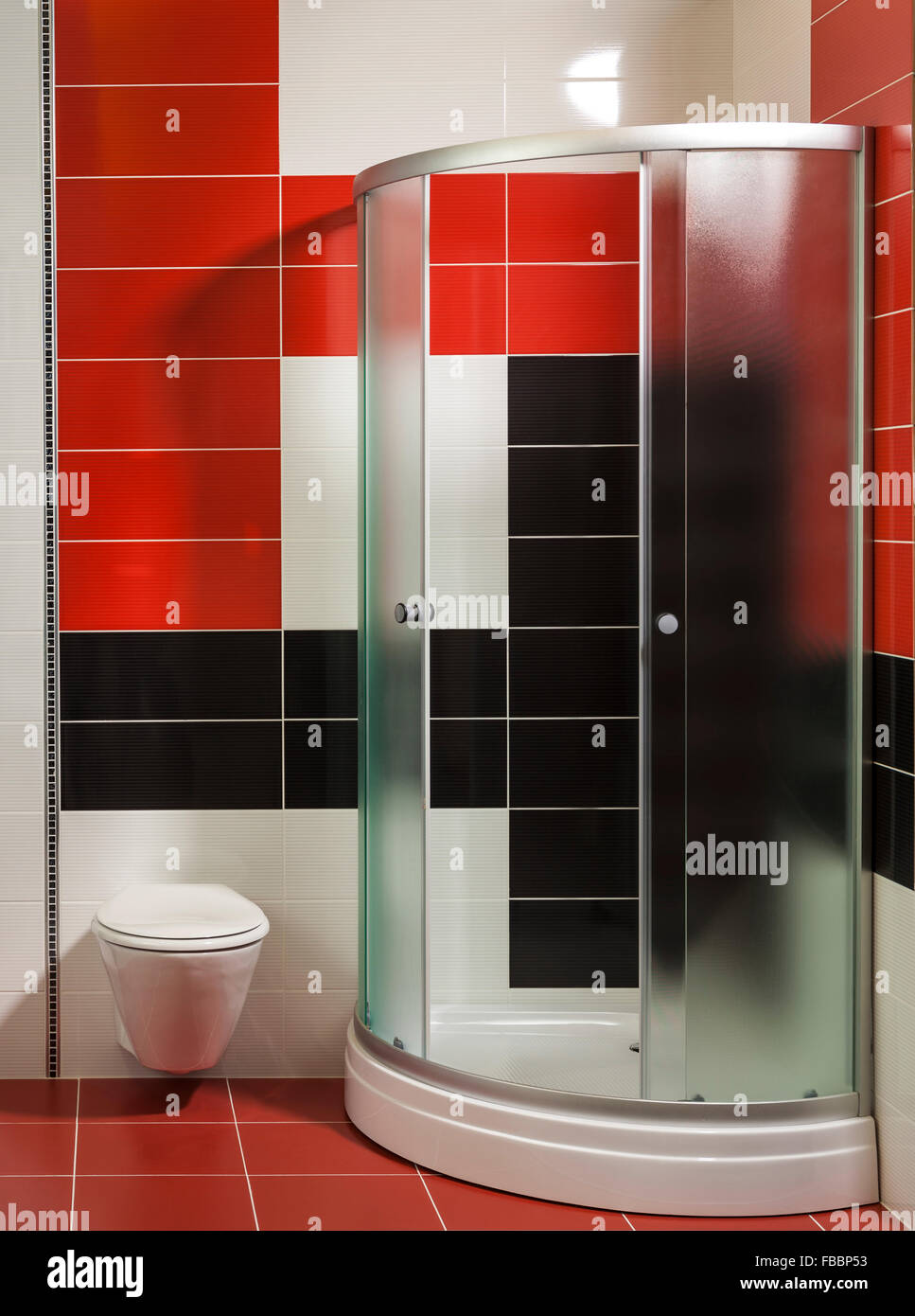Cuarto de baño moderno con ducha y elegantes mosaicos en blanco y negro y  rojo Fotografía de stock - Alamy