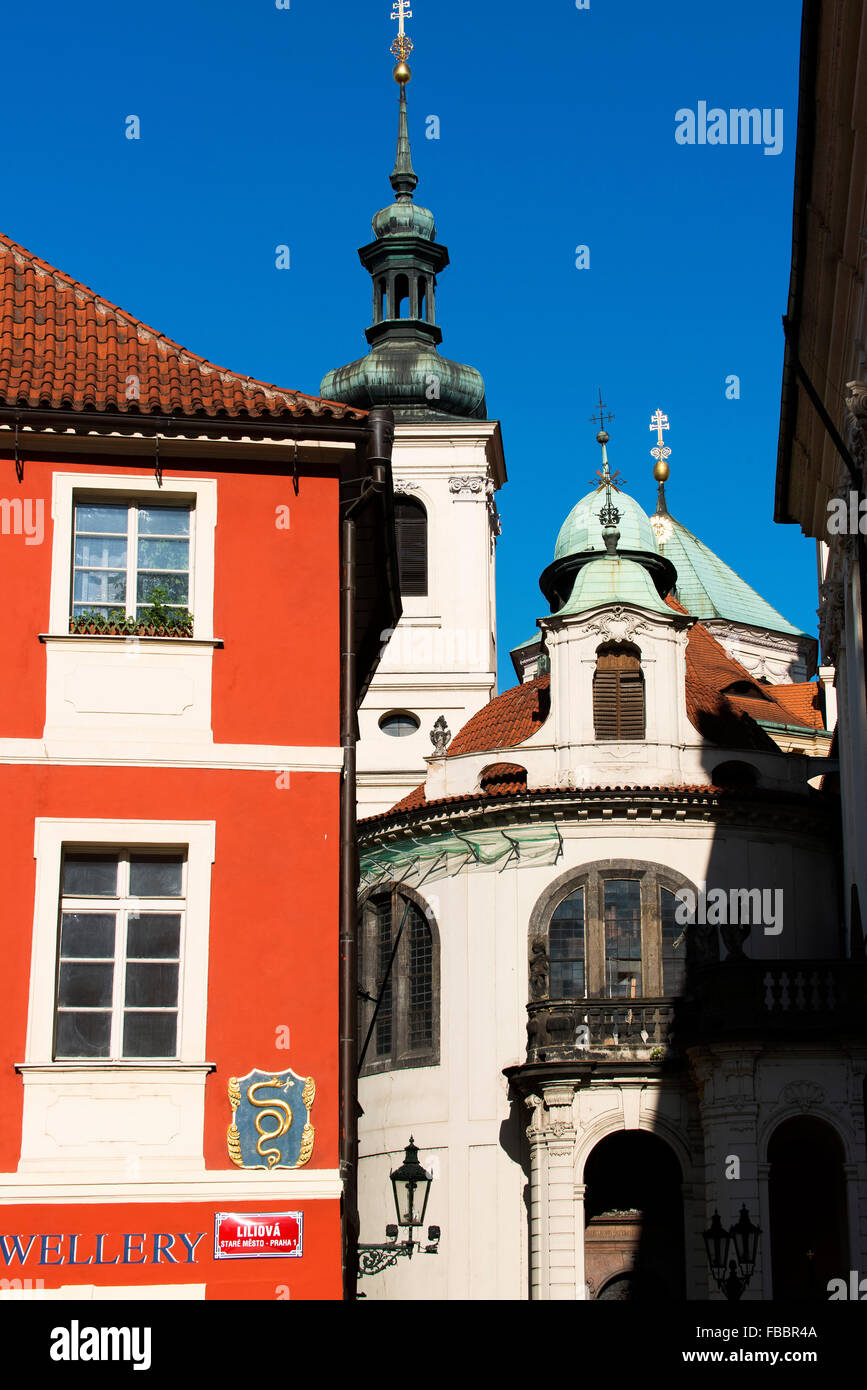 En Lilidva escena de una calle de la Ciudad Vieja de Praga República Checa Foto de stock