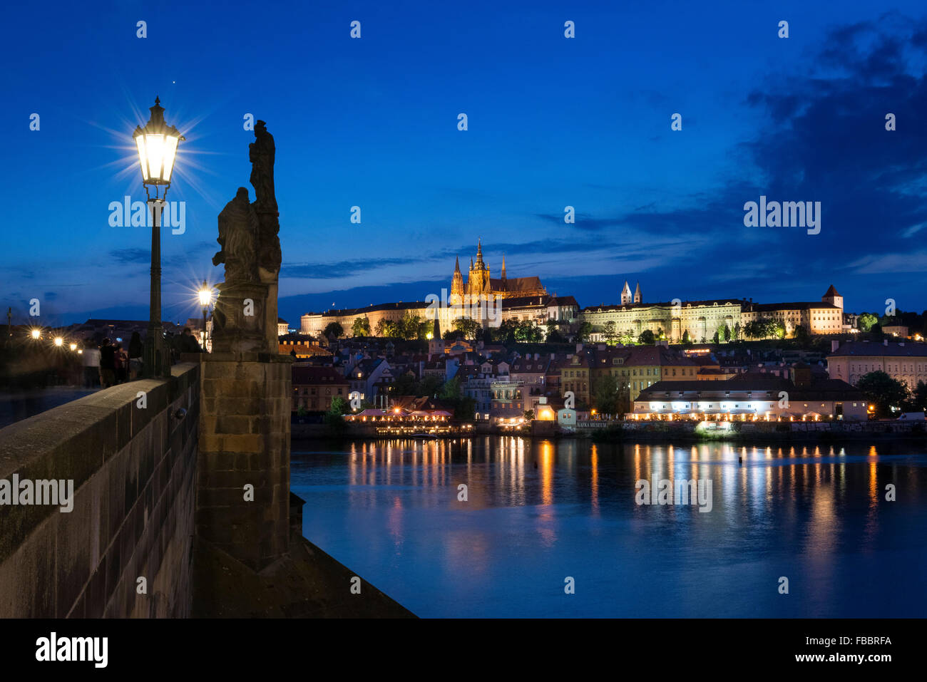 St. La catedral de Vitus y el castillo de Praga de la Ciudad Vieja, al atardecer, Praga República Checa Foto de stock