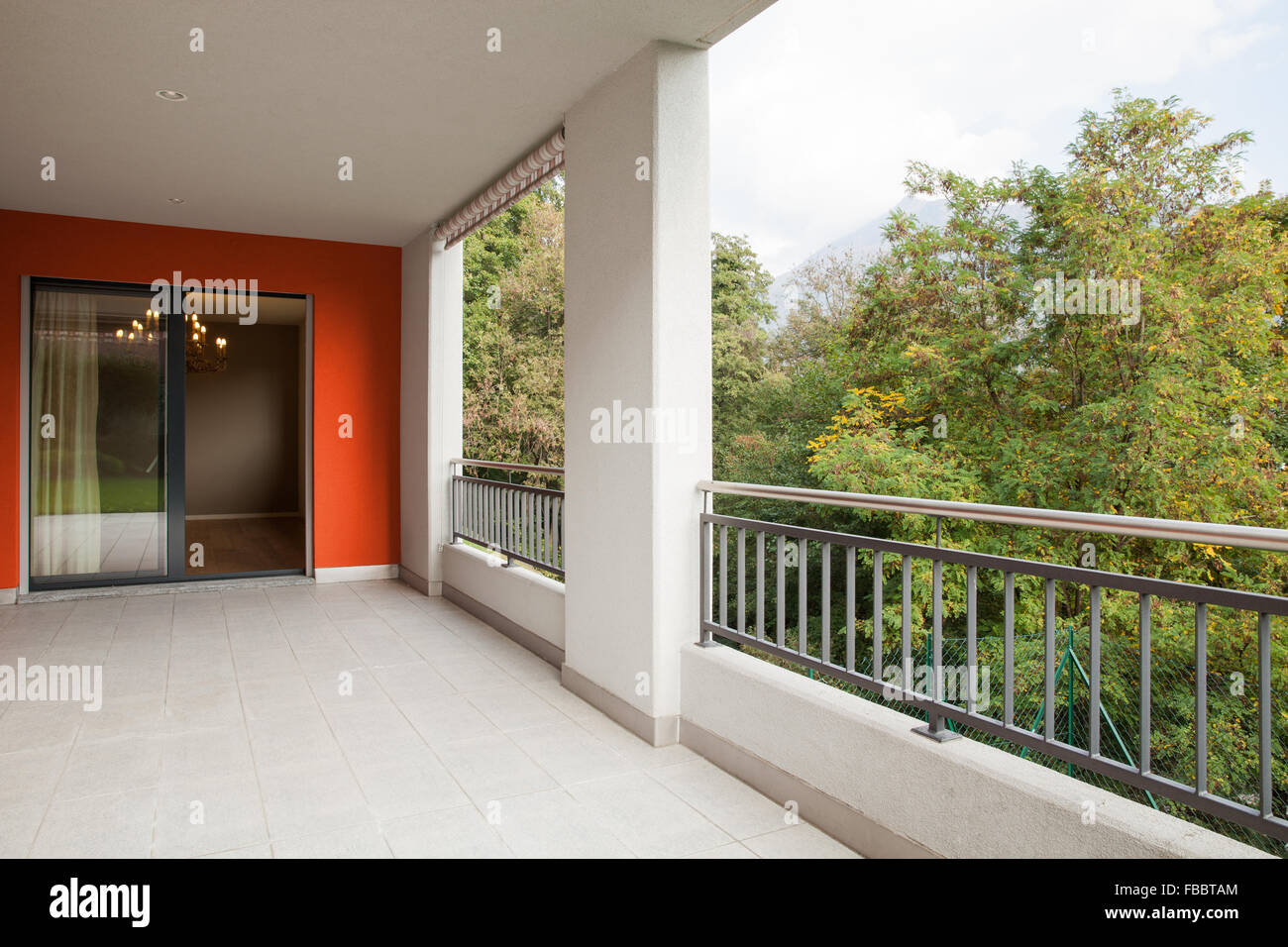Balcón del apartamento moderno con vista bosque vacío Foto de stock