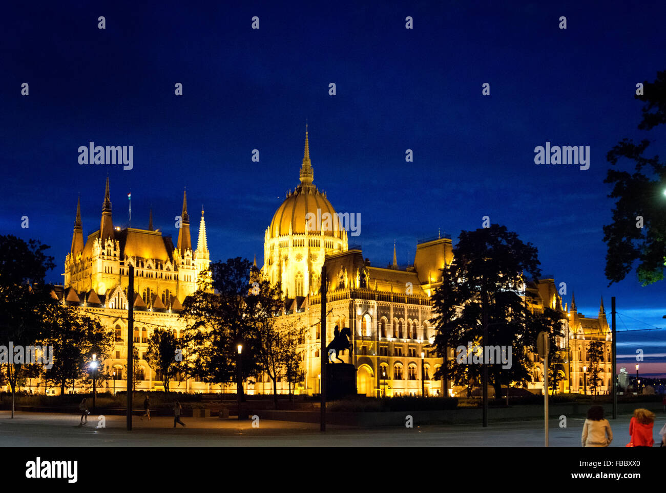 Los edificios del Parlamento, los edificios del parlamento en Budapest, Hungría, al anochecer, en Budapest, Hungría. Foto de stock