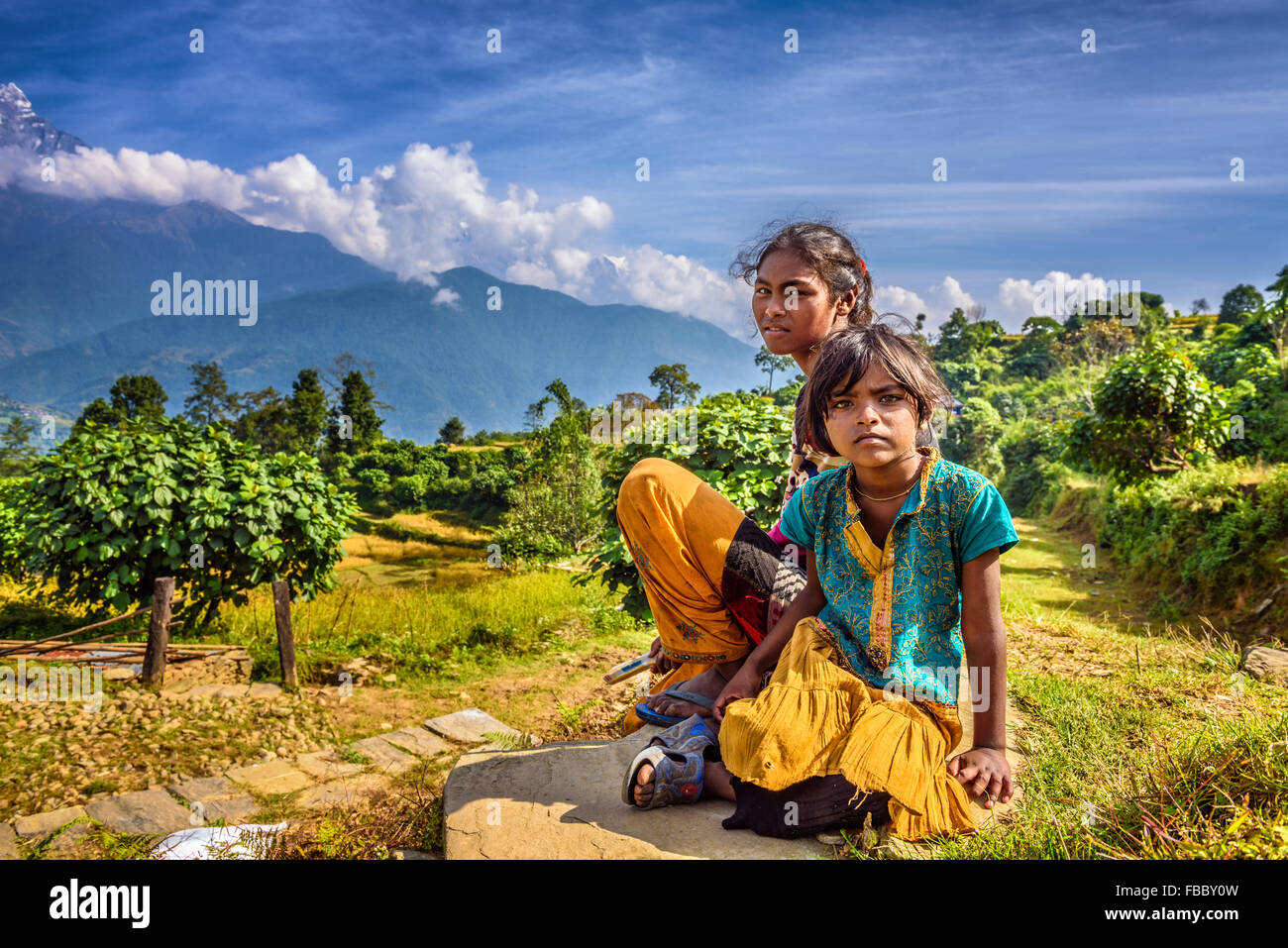 Los niños juegan en el Nepal Himalaya montañas cerca de Pokhara Foto de stock