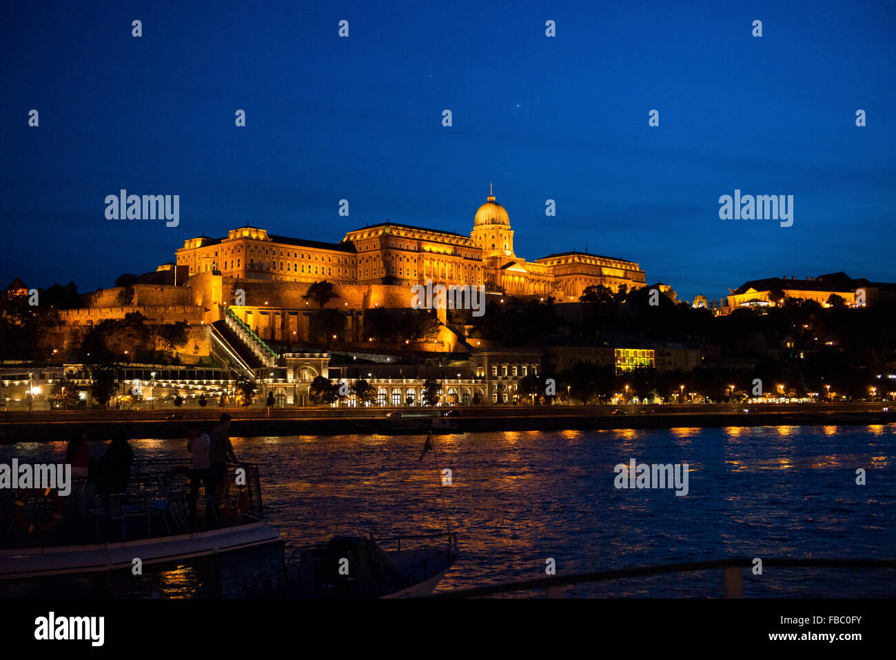 El Palacio Real, el Museo Nacional, el río Danubio, al anochecer, Budapest, Hungría, Foto de stock