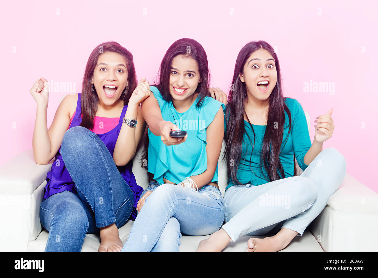 3 muchachas jóvenes indios amigos mirando televisión Foto de stock