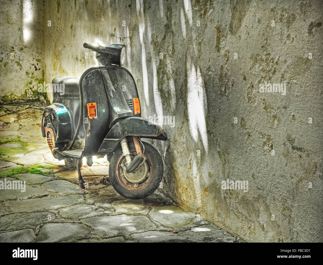 Scooter en italiano antiguo pasaje Foto de stock