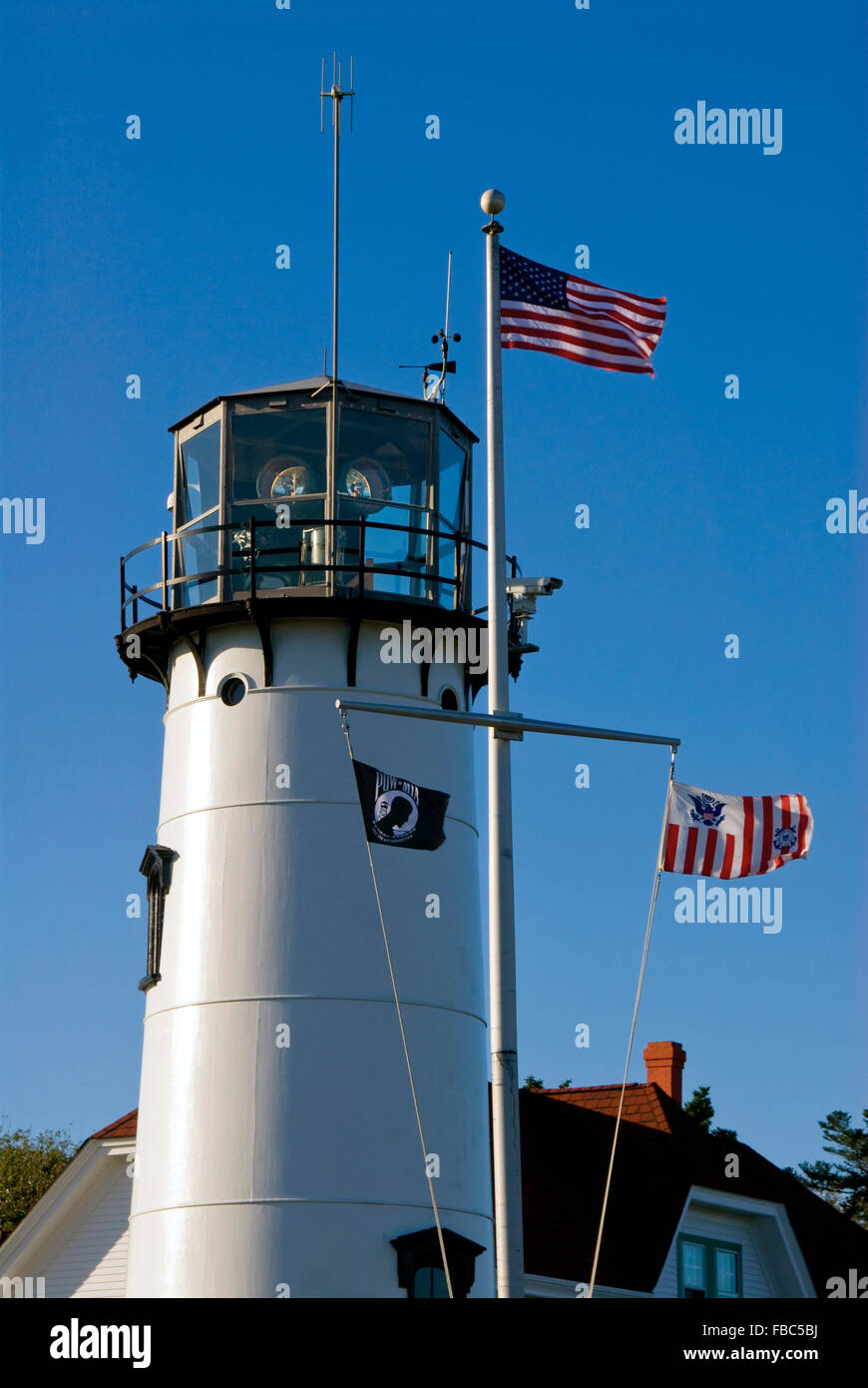 Chatham Lighthouse con sus banderas americanas en Cape Cod tiene una singular torre octogonal estructura y es una de las atracciones de verano de Cape Cod. Foto de stock