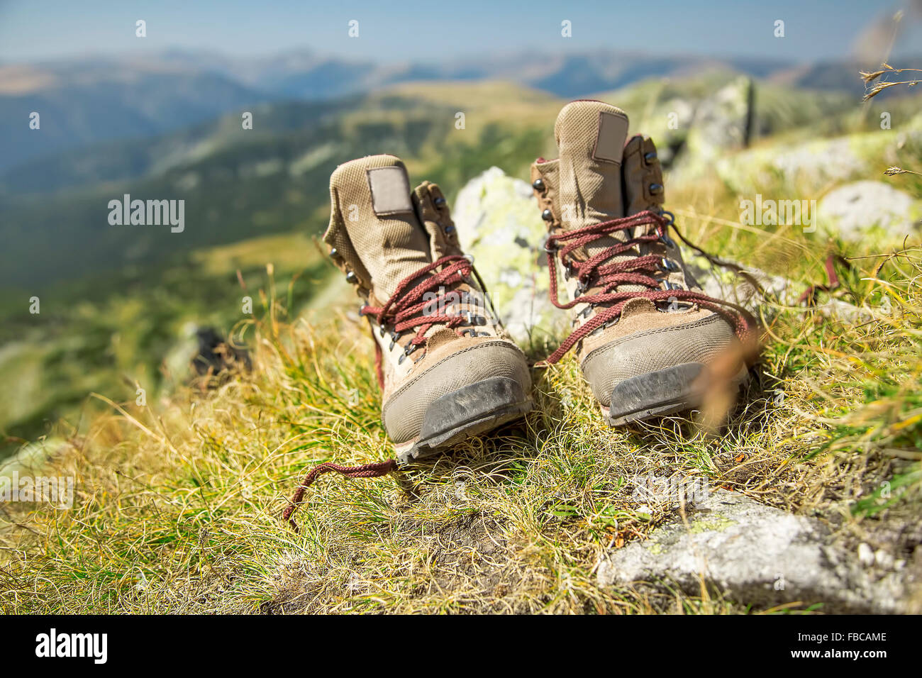 Botas de montaña en el césped de verano Fotografía de stock - Alamy