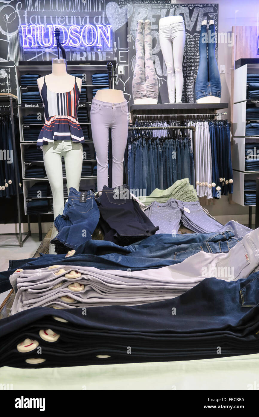 Department store jeans denim fotografías e imágenes de alta resolución -  Alamy