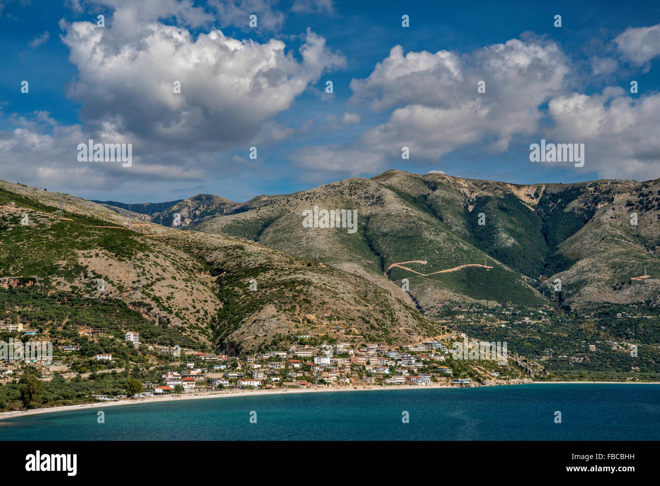 Aldea de Qeparo en la costa del Mar Jónico, cerca de Saranda (Sarande, Albania, Albania Riviera Foto de stock