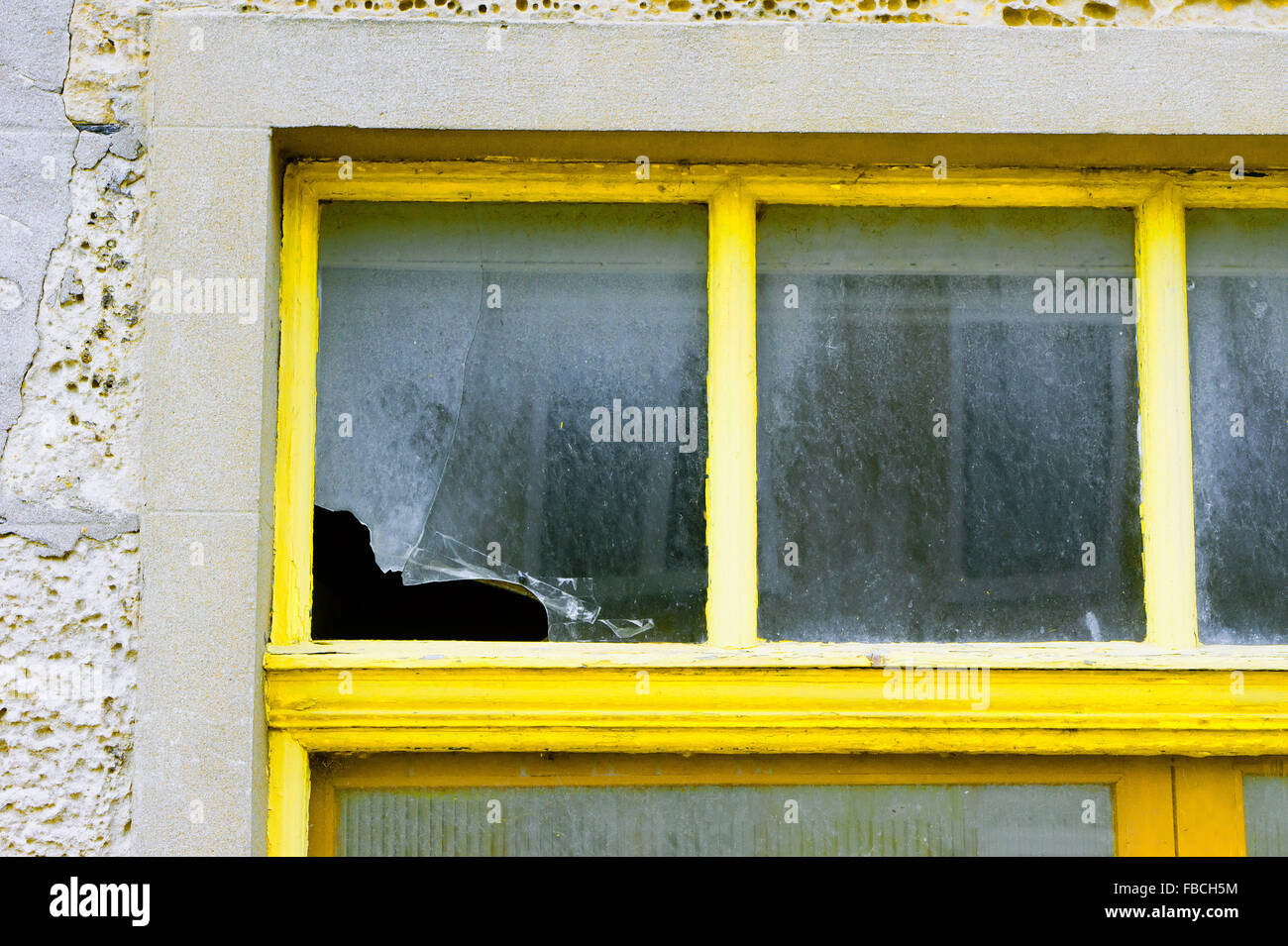 Una ventana que se rompe en la esquina Foto de stock