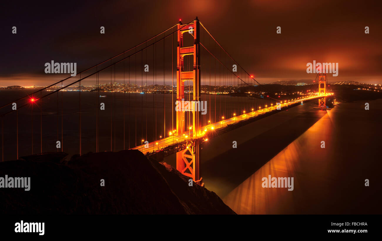 Noche en el hermoso Puente Golden Gate, San Francisco, EE.UU. Foto de stock