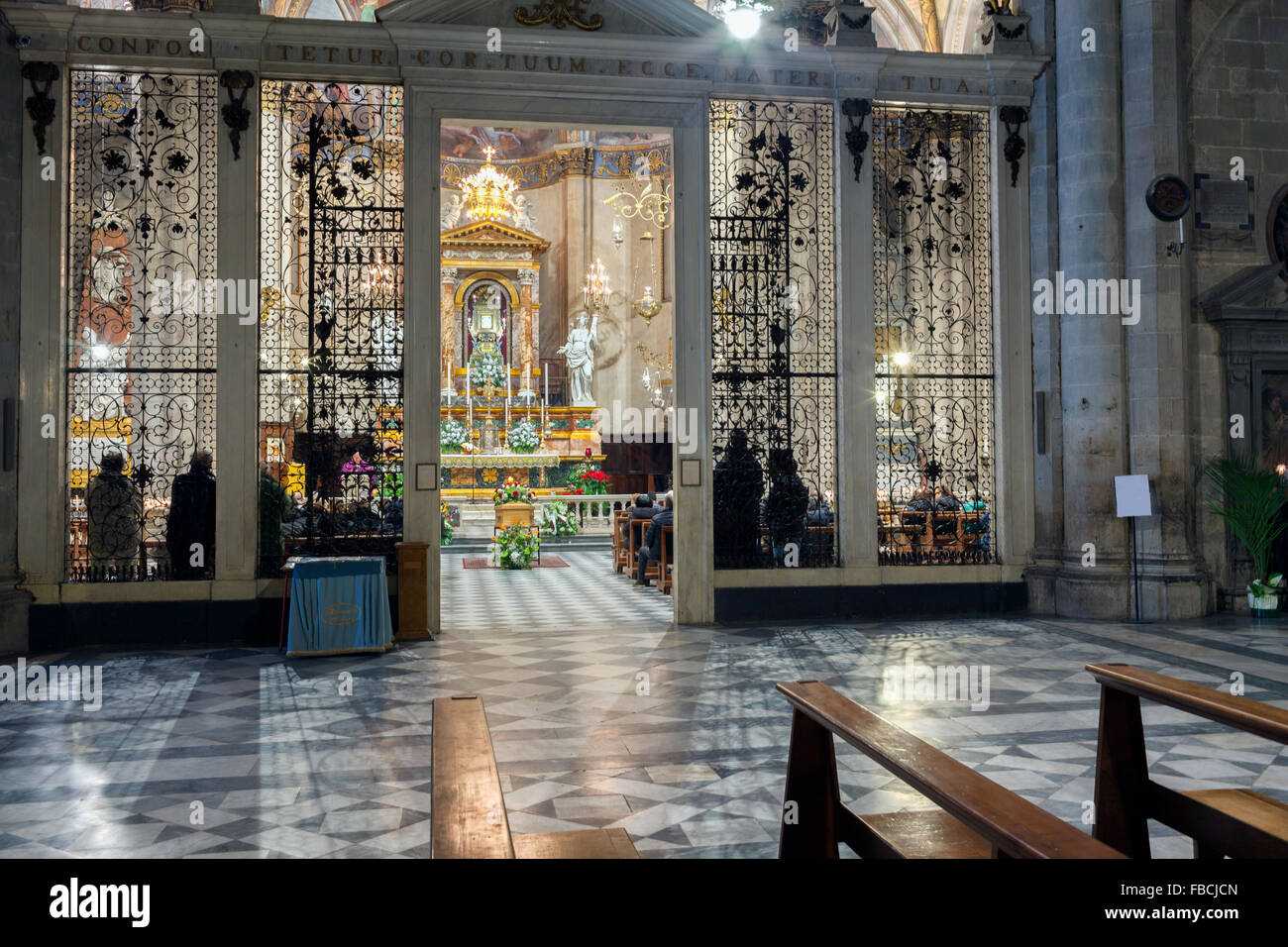 Ceremonia fúnebre en la Catedral de Arezzo Foto de stock