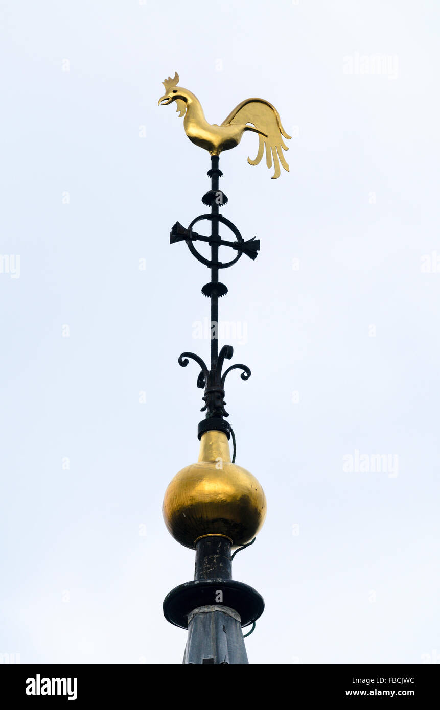 La veleta en lo alto de la torre de la iglesia de St Mary's Wendover, Buckinghamshire, Inglaterra, Reino Unido. Foto de stock