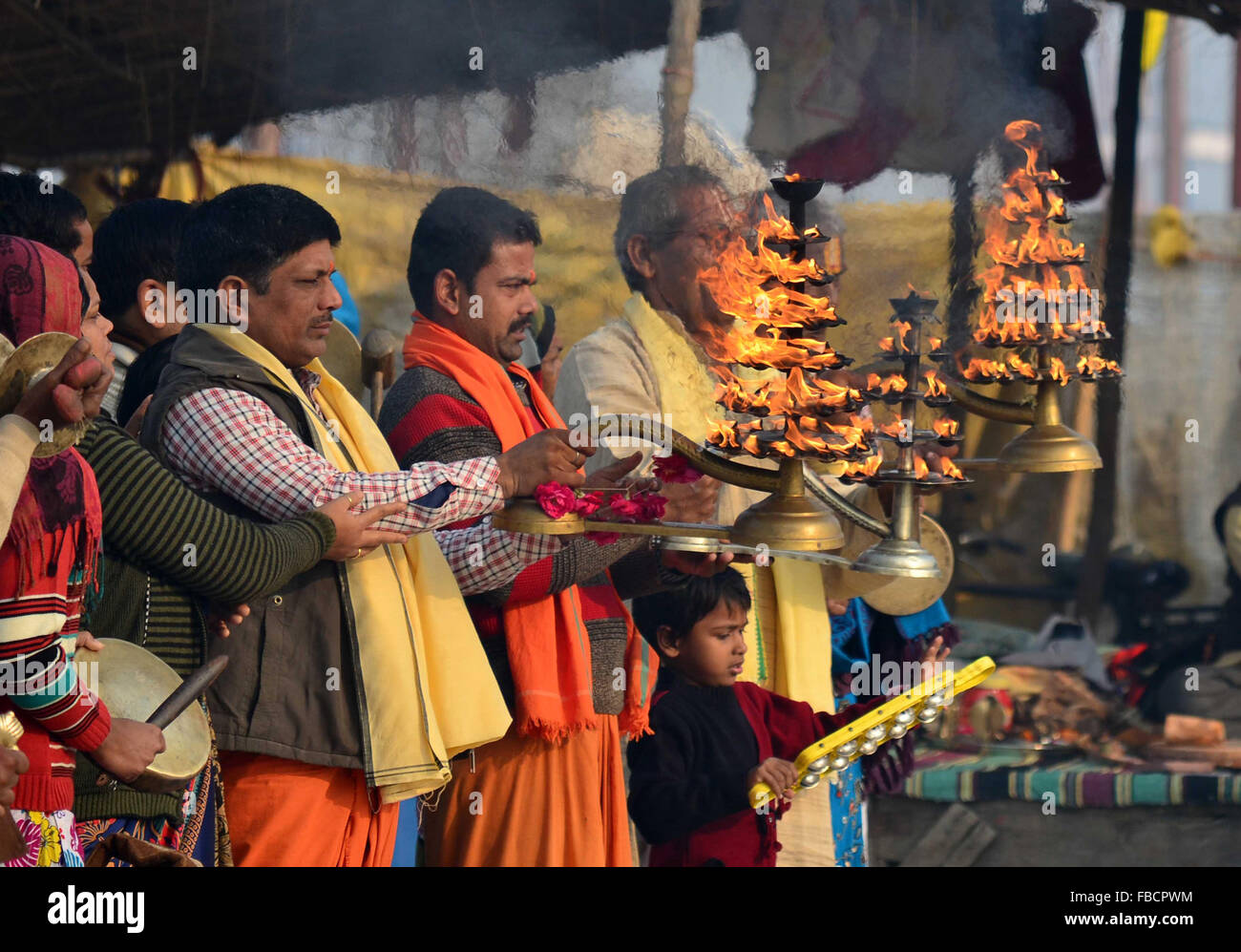 Allahabad, estado indio de Uttar Pradesh. 14 ene, 2016. Los devotos Hindu participar en una ceremonia religiosa cerca de la confluencia del río Ganges, Yamuna y Sarasvati en el primer baño auspicioso día del Ardh Kumbh Mela en Allahabad, norteño estado indio de Uttar Pradesh, el 14 de enero, 2016. Ardh Kumbh (mitad Kumbh Mela) es energía celebró seis años después de Haridwar Kumbh Mela, que se celebra cada 12 años. Miles de devotos se espera al baño en el río Indio santo absueltos de sus pecados. © Stringer/Xinhua/Alamy Live News Foto de stock