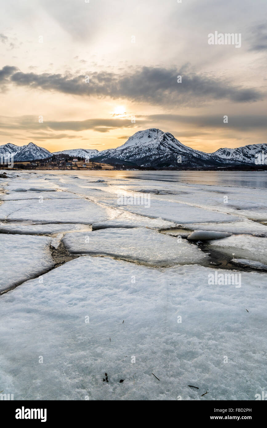 Eidsfjorden con témpanos de hielo, Vesterålen, Noruega Foto de stock