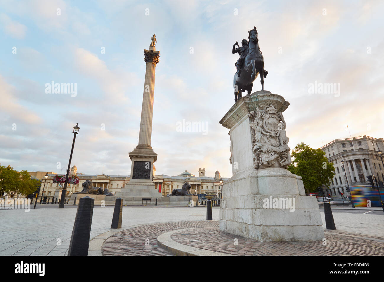 Vacíe Trafalgar Square, muy temprano en la mañana en Londres Foto de stock