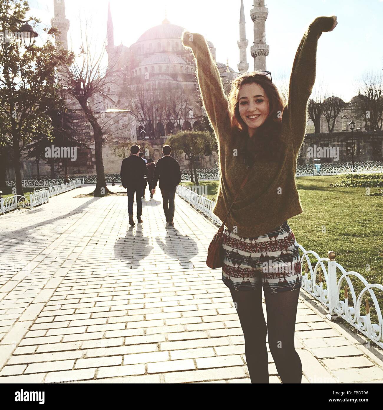 Retrato de mujer joven, Mezquita en segundo plano. Foto de stock