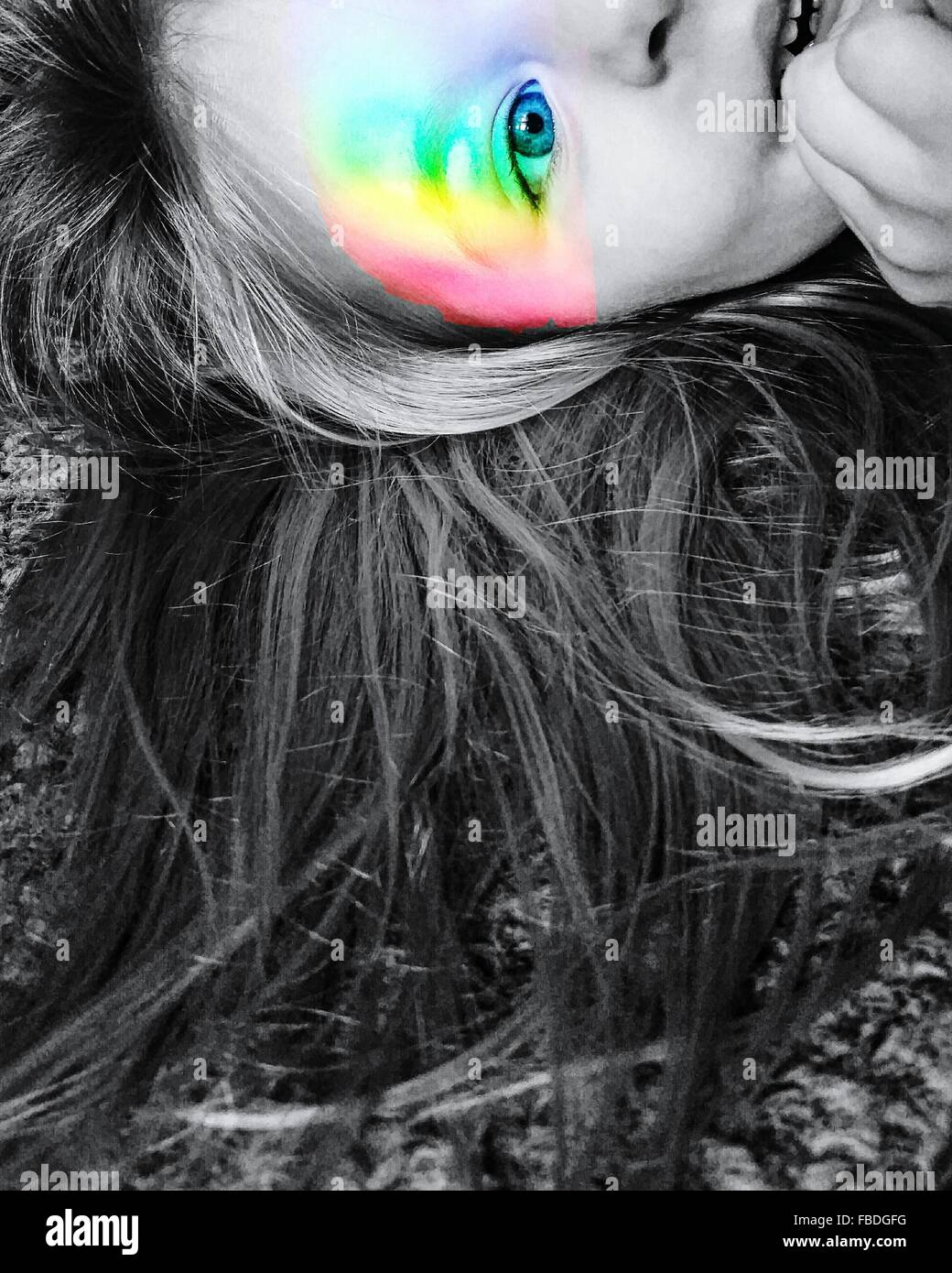 Imagen compuesta digital de Chica con los colores del arco iris en la cara Flash Foto de stock